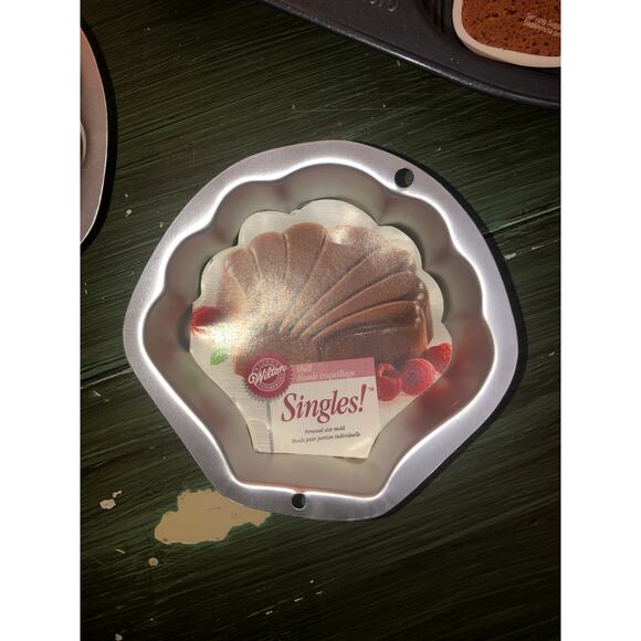 Wilton NEW Vintage Cake Pan Bundle - Gingerbread, Bunnies, Shells, Bears, Hearts - Picture 3 of 8